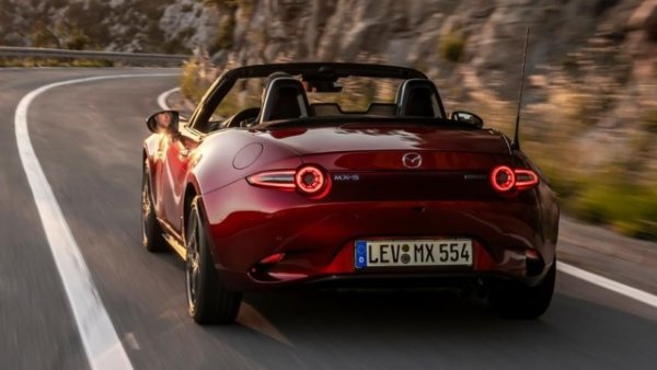 Това е най-продаваният спайдър  в света и заради цената, която се покачва, но остава сравнително достъпна. У нас цените започват от 71 790 лева. Началната  бензинова версия е 1.5 мотор със 132 к.с.. В горната част на гамата качаме на 2.0-литров двигател със 184 к.с. и 205 Nm въртящ момент. Мощността винаги се предава на задната ос, като теглото е малко над един тон. 
Mazda MX-5 2.0 литра SkyActiv-G със 184 к.с. ускорява за 6.5 секунди до стотака, а максималната скорост е 220 км/ч. 